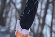 开云体育下载-穿梭空中！滑雪选手飞身触及目标