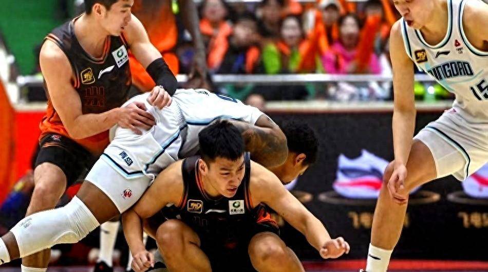 球队主教练换血重建，球员备战调整