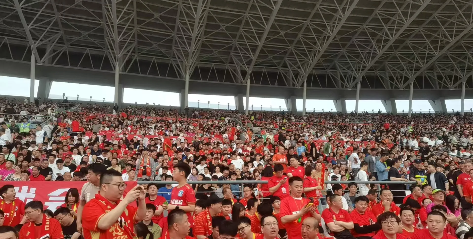 精彩赛事现场直击，现场观众爆发出热情呐喊