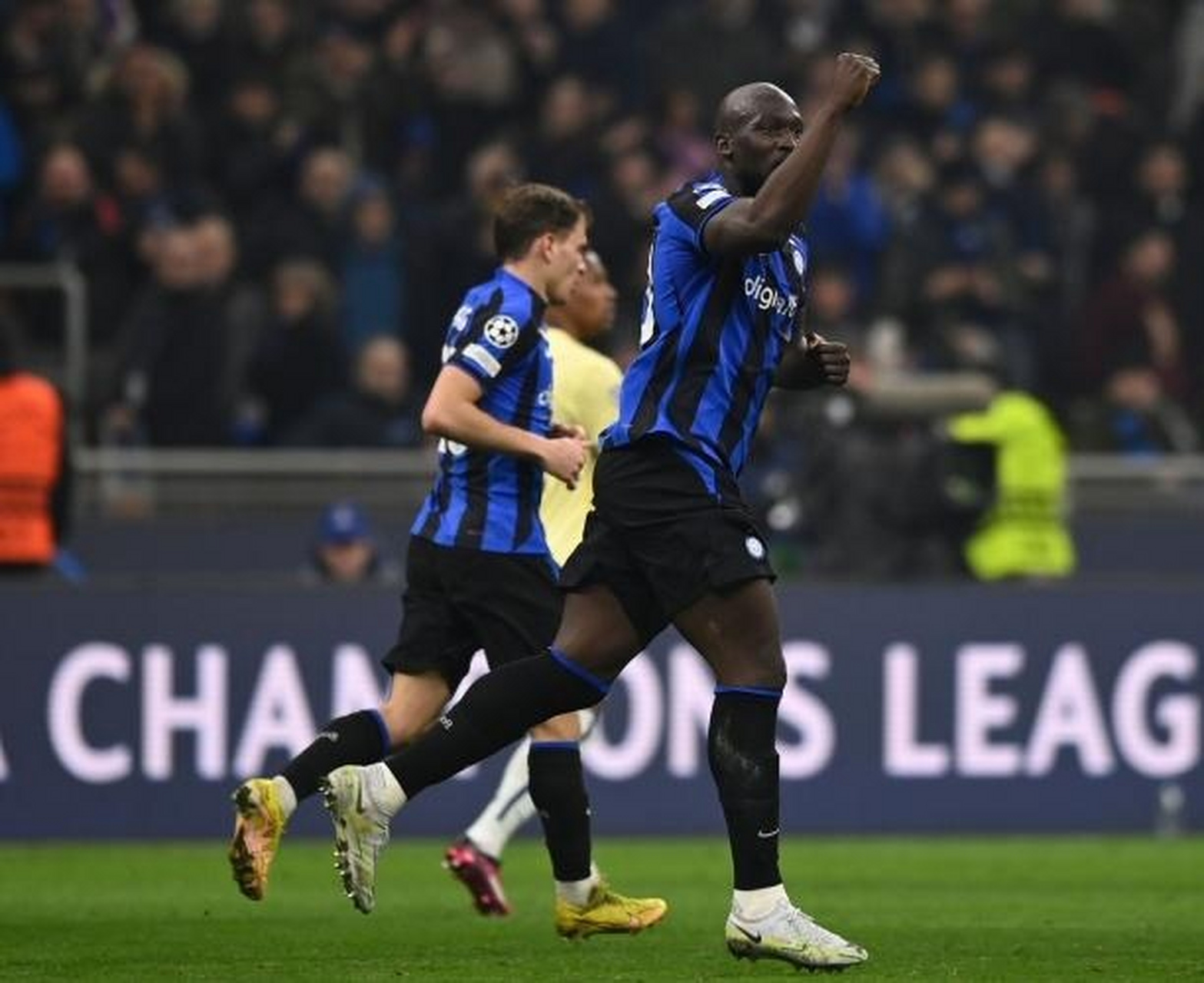 包含焦点大战：和平精英上演巅峰碰撞的词条