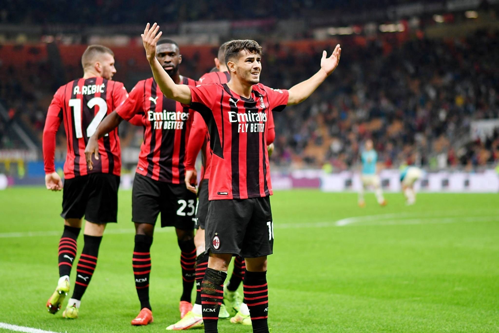 曼城逆转AC米兰，莱万统治全场