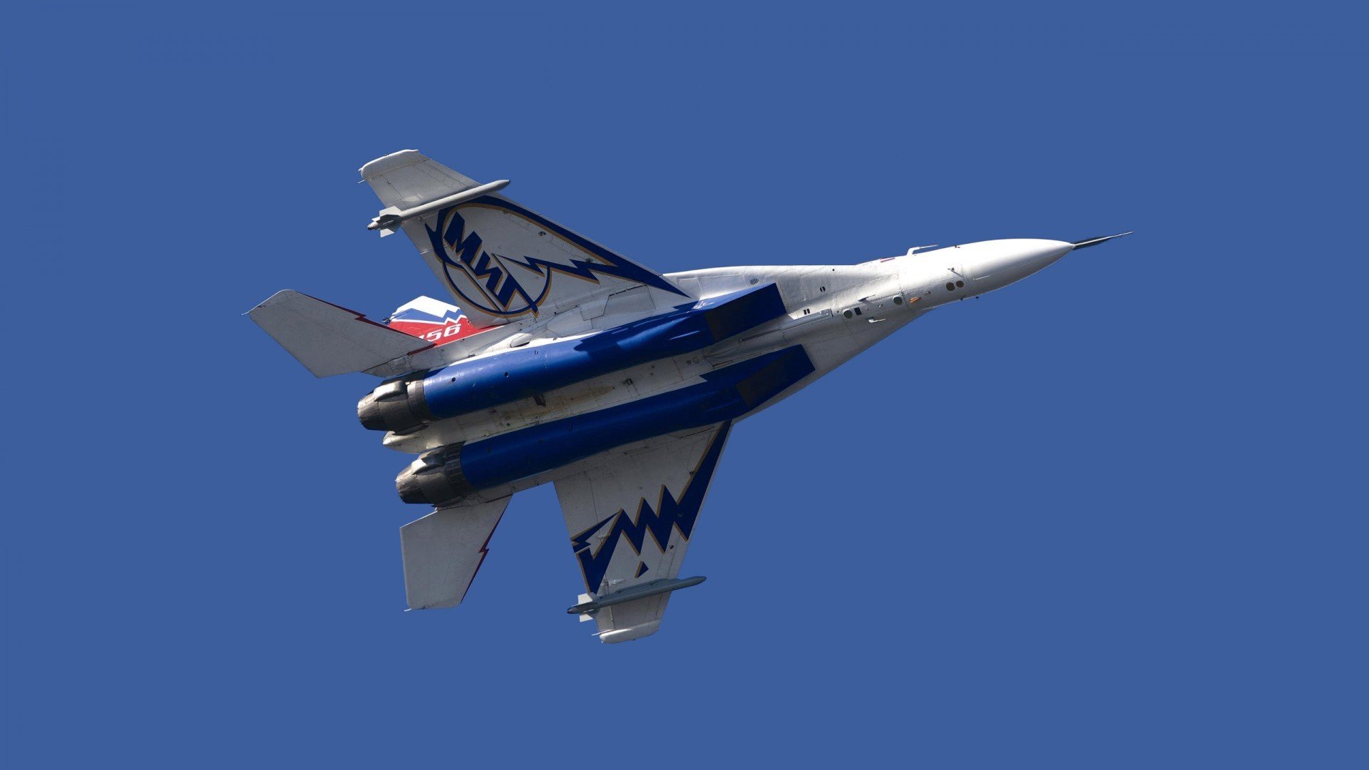 夜幕下的英雄，爱德华兹闪耀国家德比