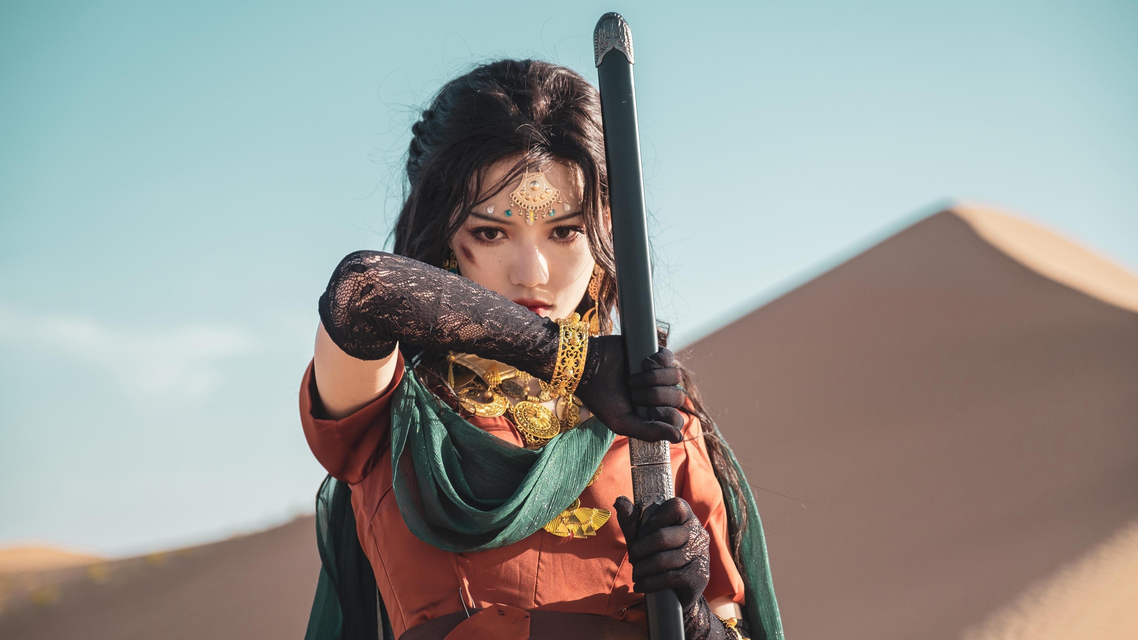 血脉喷张！篮网用窒息防守压制雄鹿，德罗赞化身F1车手在街道赛接管比赛