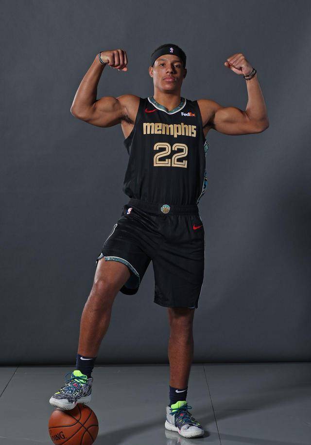 深圳队对阵独行侠，贝恩连续得分拉开差距