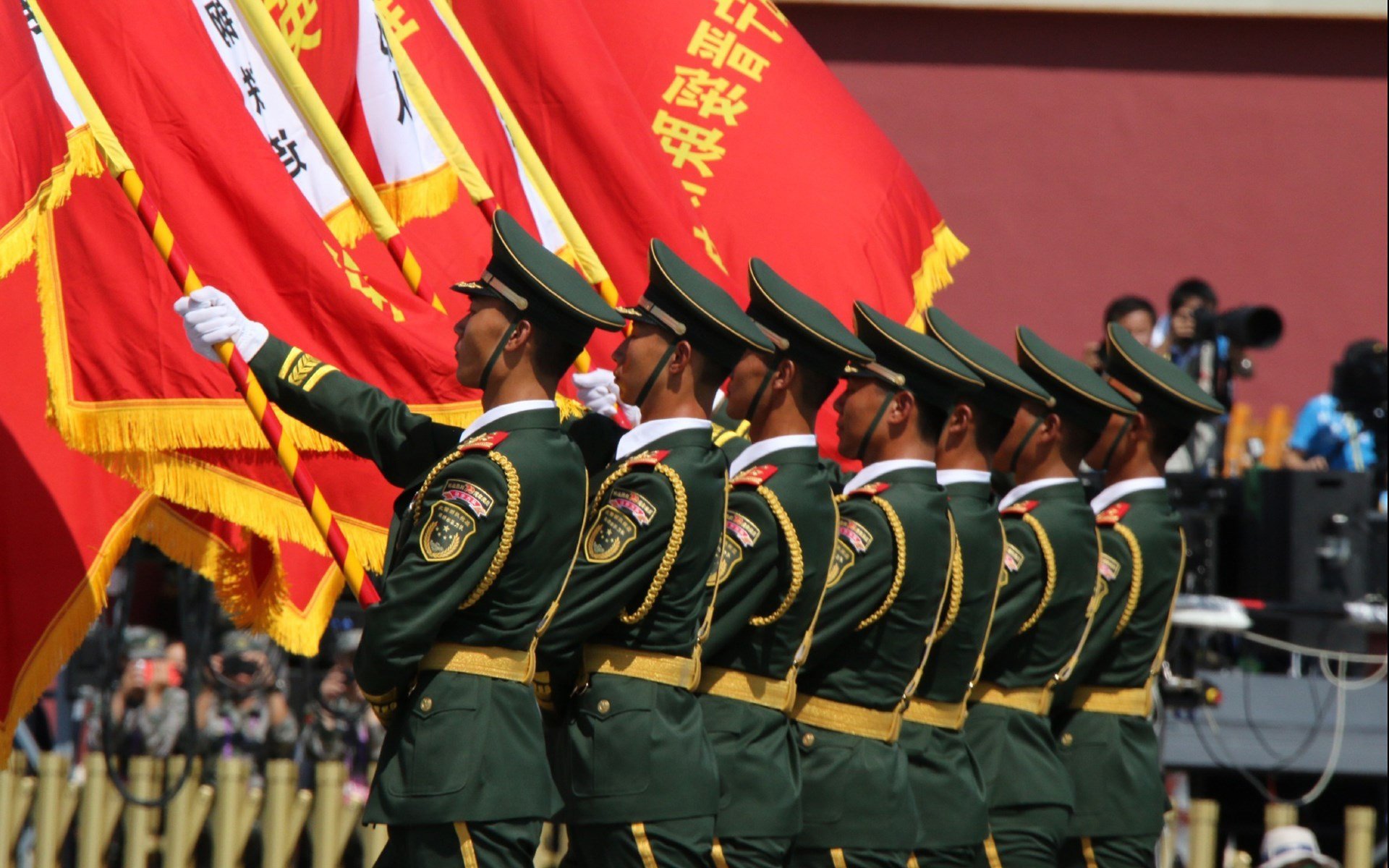 里昂单节闪电战拉开分差,阿什拉夫弑旧主让塞维利亚悬念早逝